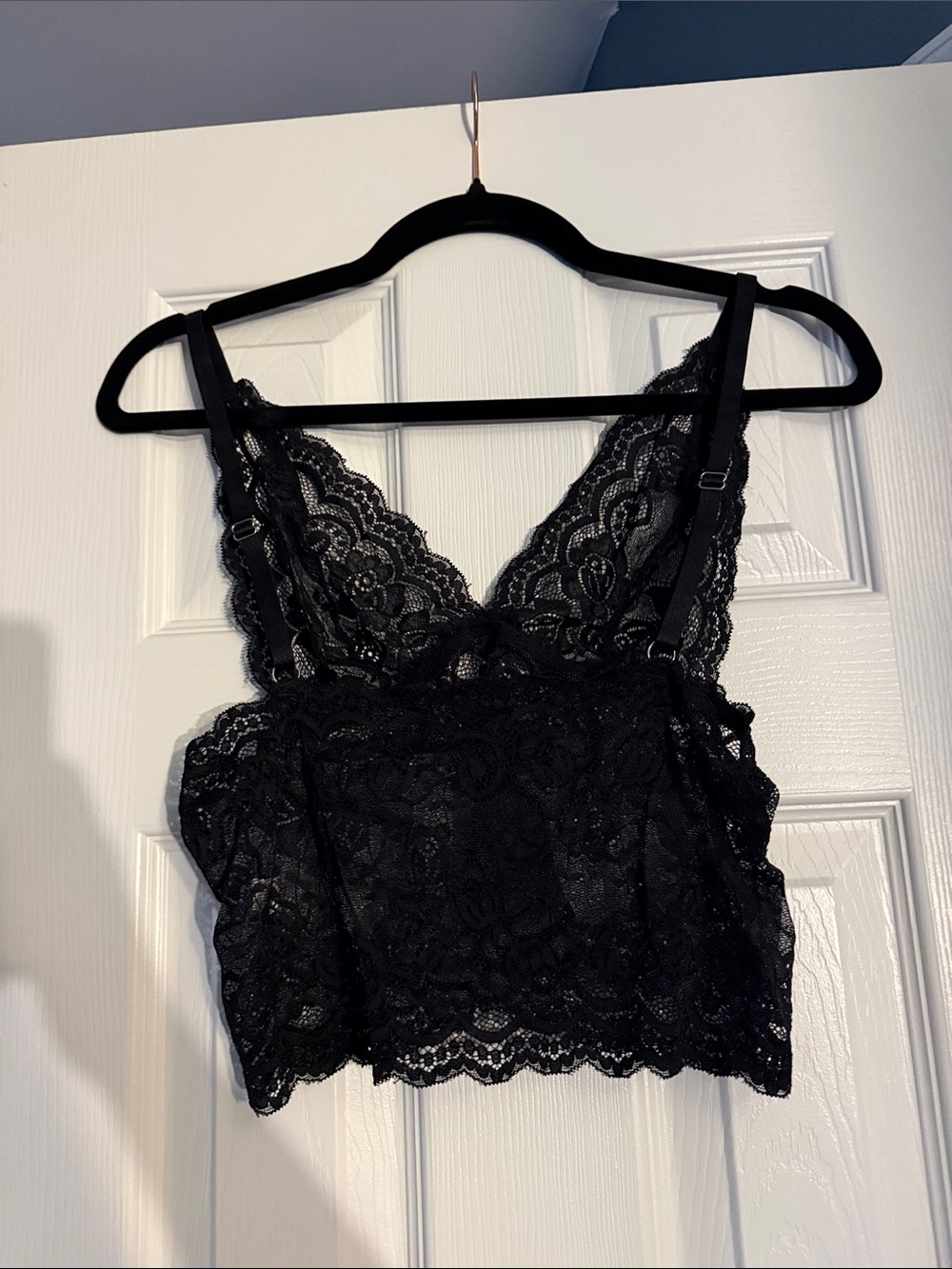 Cupshe Black Floral Lace V-Neck Bralette with Scalloped Trim - Picture 2 of 3